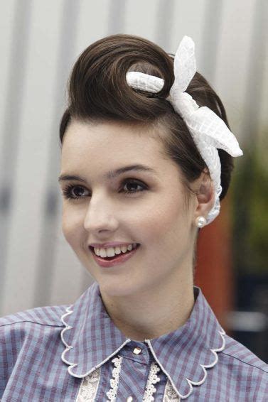 Aprenda como fazer um penteado pin up para cabelos .